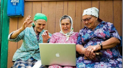 Бабушки с ноутбуком на лавочке