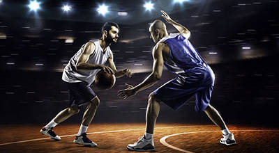 Два спортсмена играют в баскетбол