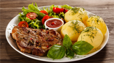 Еда - мясо с картошкой и зеленью