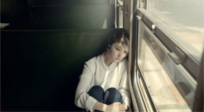 Грустная девушка в поезде
