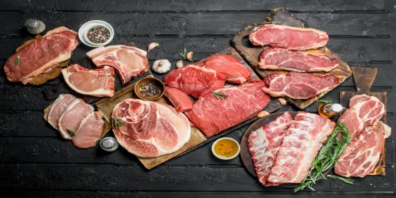 Разнообразное мясо на столе