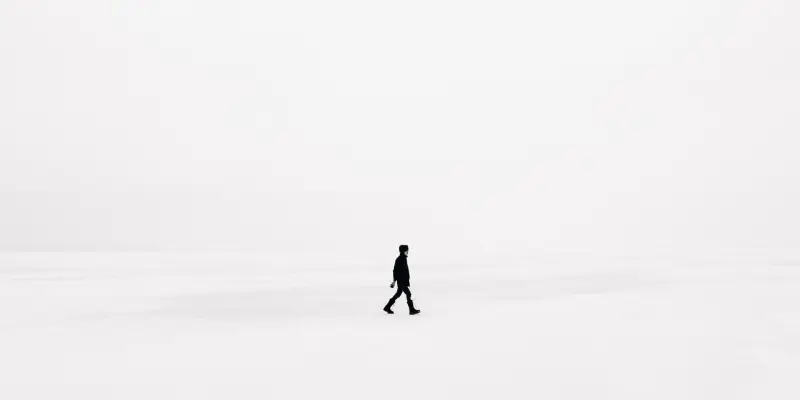 Одинокий человек в пустом пространстве