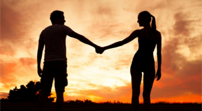 Парень и девушка стоят на фоне заката у них отношения