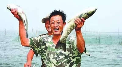 Рыбак у у которого в руках 2 рыбы
