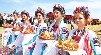 Украинские женщины с караваями