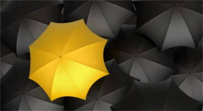Желтый зонт на фоне черных зонтов
